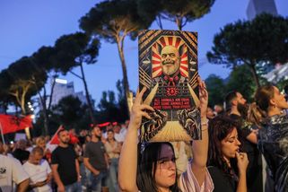 „Albánie není na prodej.“ Protest proti resortu se změnil v protivládní hnutí - Seznam Zprávy